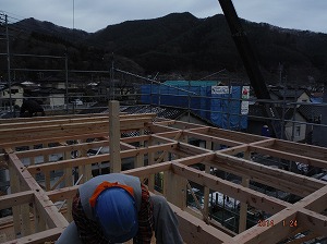 株式会社ライクハウジングの釜石市内新築住宅現場２階部分で作業中の大工職人さん