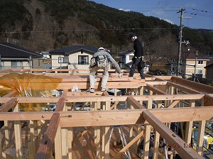 ライクハウジングの岩手県大槌町内新築現場の2階部分での大工さん作業風景