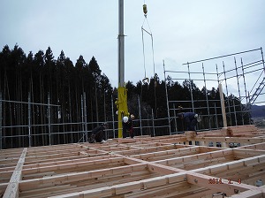 岩手県陸前高田市内の建て方作業中の大工職人仕事風景