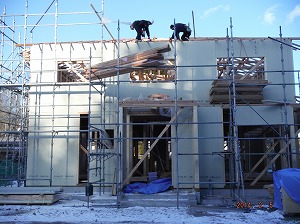 陸前高田市の新築戸建て住宅2階屋根で仕事する大工職人さん紹介写真
