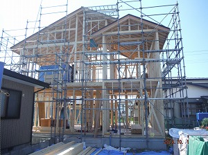 株式会社ライクハウジングの岩手県花巻市で手掛ける新築住宅工事現場の正面写真