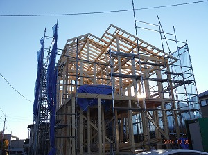 株式会社ライクハウジングの2014年10月29日に撮影した宮城県仙台市内の戸建て建て造工事の現場紹介写真（正面）