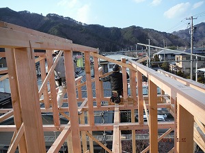 ライクハウジングの岩手県大槌町内新築現場の2階屋根部での大工職人さん作業風景