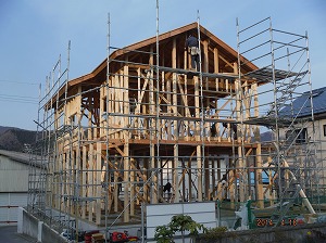 岩手県大船渡市内の住宅建築現場と大工職人作業の様子
